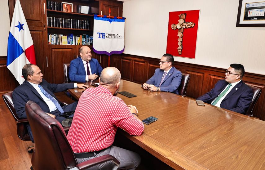 Ministro de Seguridad conoce sobre la cédula de identidad digital