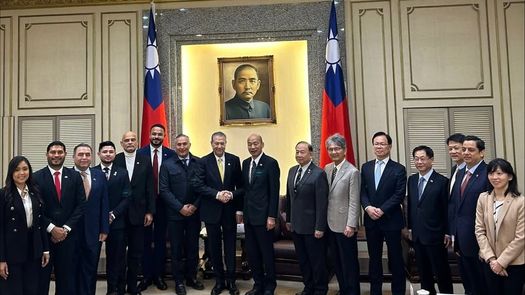 Diputados panameños se reunieron en Taipei con el presidente del Legislativo, Han Kuo-yu, en el marco de una visita de trabajo a Taiwán que ha generado una polémica diplomática en Panamá por ser la primera de funcionarios tras la ruptura de las relaciones con la isla en el 2017 para entablarlas con China. Diputados panameños se reunieron en Taipei con el presidente del Legislativo, Han Kuo-yu, en el marco de una visita de trabajo a Taiwán que ha generado una polémica diplomática en Panamá por ser la primera de funcionarios tras la ruptura de las relaciones con la isla en el 2017 para entablarlas con China.