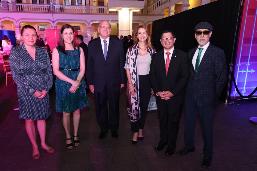 La Zona Libre de Colón es una zona franca que cuenta con más de 70 años de experiencia en el comercio mundial. La Zona Libre de Colón es una zona franca que cuenta con más de 70 años de experiencia en el comercio mundial.