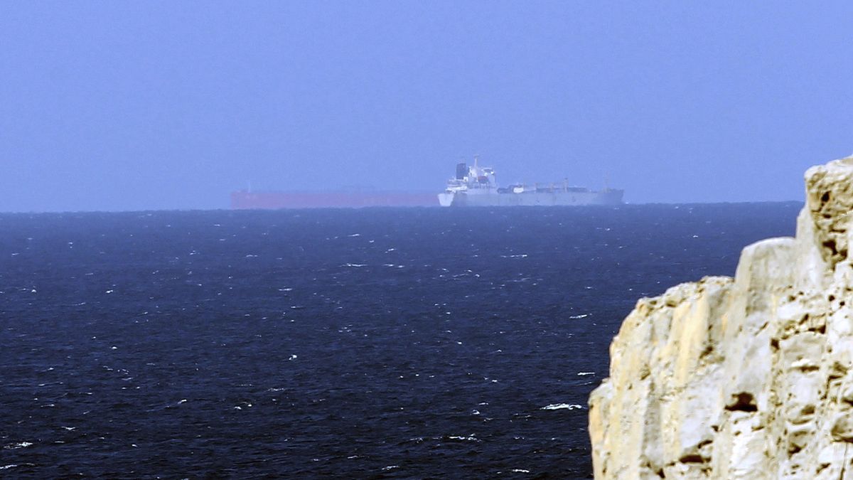 Tras registrar unas caídas drásticas del tráfico de embarcaciones de hasta el 97 % tras el inicio de la guerra en Oriente Medio, el movimiento en el estrecho de Ormuz comenzó a reanudarse con cautela este miércoles después de que EE.UU. e Irán acordaran una tregua de dos semanas que permitirá el paso seguro por la vía. Tras registrar unas caídas drásticas del tráfico de embarcaciones de hasta el 97 % tras el inicio de la guerra en Oriente Medio, el movimiento en el estrecho de Ormuz comenzó a reanudarse con cautela este miércoles después de que EE.UU. e Irán acordaran una tregua de dos semanas que permitirá el paso seguro por la vía.