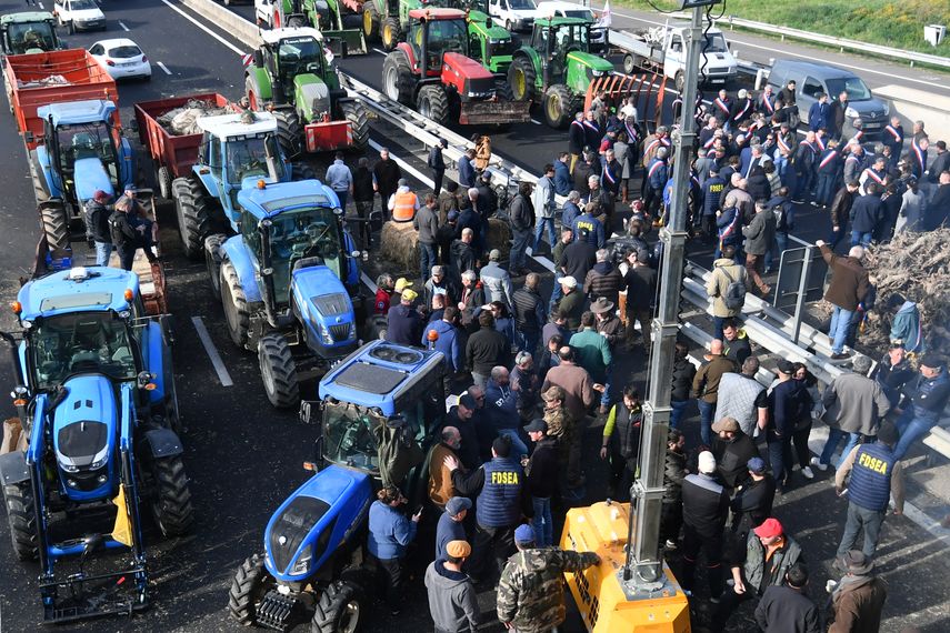Francia: Agricultores suspenden protestas tras anuncio del gobierno. Francia: Agricultores suspenden protestas tras anuncio del gobierno.