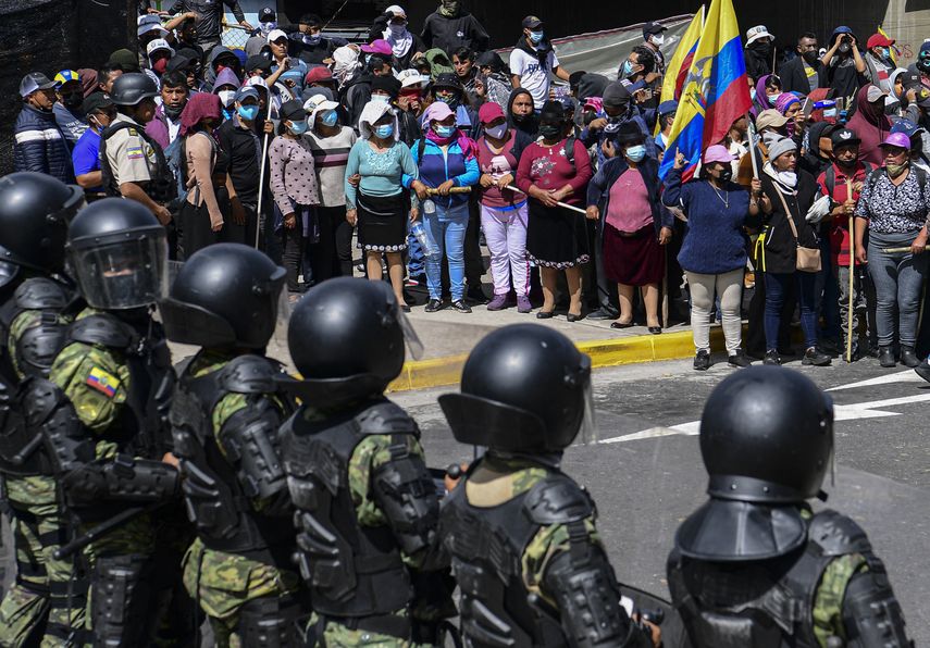 Solo en Quito, Ecuador, unos 10.000 indígenas presionan al presidente Lasso, aislado por covid. 