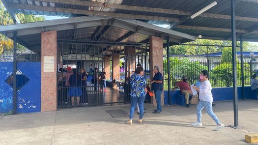 La medida de paro de los docentes ha sido apoyada por los padres de familia que en su mayoría no han enviado a sus hijos a clases.