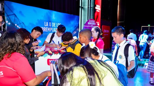 Miles de estudiantes reciben orientación en Expo Vocacional Futuro 360° Miles de estudiantes reciben orientación en Expo Vocacional Futuro 360°