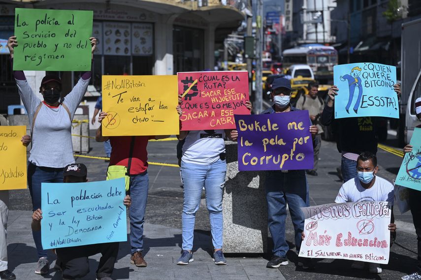 El Salvador estrena bitcóin con caída del sistema