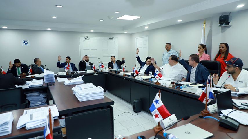 La Comisión de Presupuesto aprobó un crédito a la Contraloría por $15.3 millones. La Comisión de Presupuesto aprobó un crédito a la Contraloría por $15.3 millones.