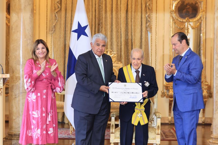 Mulino se hizo acompañar de su esposa y el canciller Javier Martínez- Acha. Mulino se hizo acompañar de su esposa y el canciller Javier Martínez- Acha.