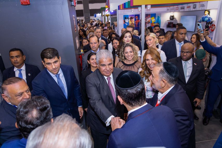 El presidente de la República, José Raúl Mulino, inauguró este martes la Expo Feria Mundial de la Zona Libre de Colón (ZLC) 2025, en el Centro de Convenciones de Amador, un evento que busca consolidarse como la principal plataforma comercial de Panamá y la región. El presidente de la República, José Raúl Mulino, inauguró este martes la Expo Feria Mundial de la Zona Libre de Colón (ZLC) 2025, en el Centro de Convenciones de Amador, un evento que busca consolidarse como la principal plataforma comercial de Panamá y la región.