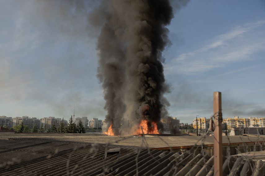 Las fuerzas de Rusia atacaron Ucrania este martes de madrugada con cientos de drones y decenas de misiles balísticos que dejaron al menos 18 muertos en el país, seis de ellos en Kiev, donde se registraron fuertes explosiones, informaron las autoridades.