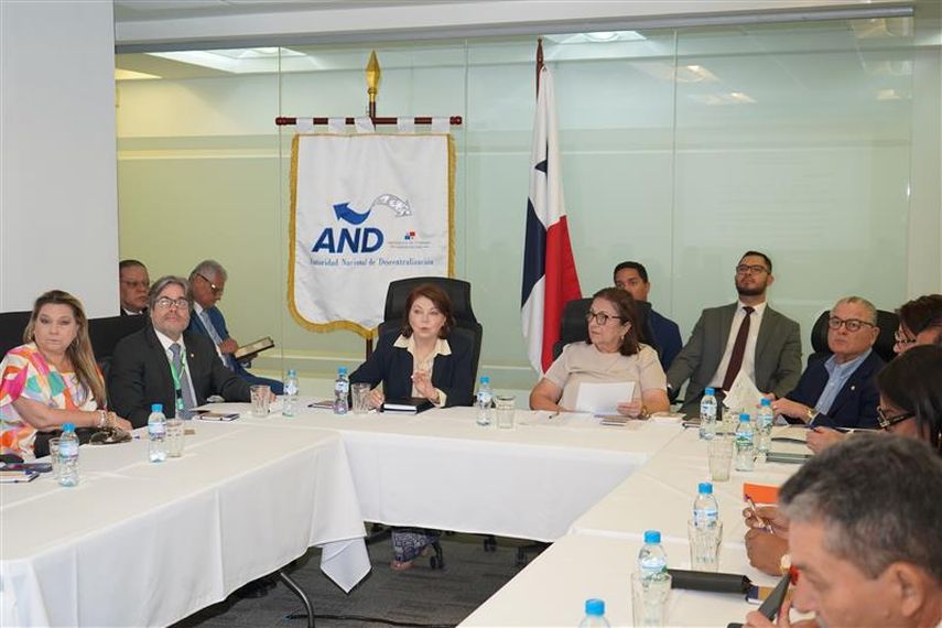 Transparencia y eficacia en la descentralización municipal, temas abordados en la reunión. Transparencia y eficacia en la descentralización municipal, temas abordados en la reunión.