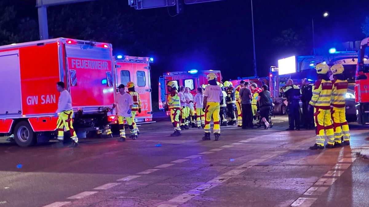 Al menos una persona murió y unas 15 más resultaron heridas, entre ellas algunas de gravedad, tras un incidente en el que está involucrado un vehículo en hechos ocurridos al margen del desfile del orgullo gay el sábado por la noche en Berlín, según la policía. Al menos una persona murió y unas 15 más resultaron heridas, entre ellas algunas de gravedad, tras un incidente en el que está involucrado un vehículo en hechos ocurridos al margen del desfile del orgullo gay el sábado por la noche en Berlín, según la policía.