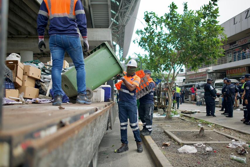 Metro de Panamá ejecuta desalojos de buhoneros en la estación 24 de diciembre