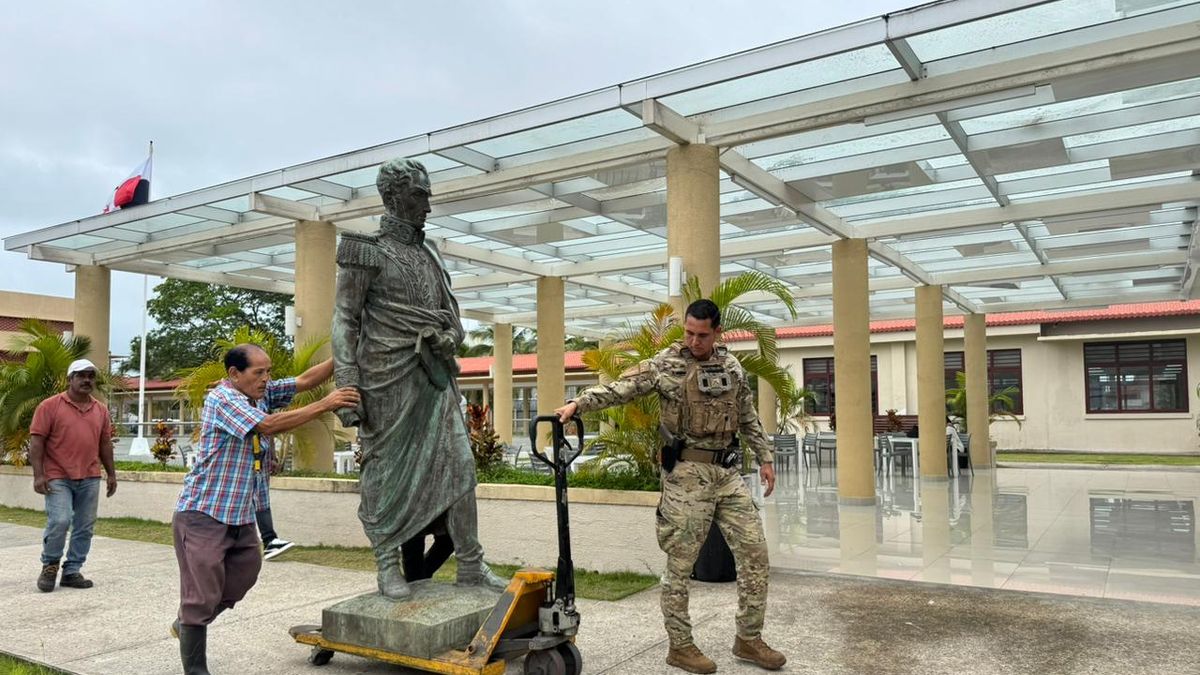 El Centro de Arte y Cultura de Colón (CACCO), realiza trabajos de mantenimiento sobre la escultura. El Centro de Arte y Cultura de Colón (CACCO), realiza trabajos de mantenimiento sobre la escultura.
