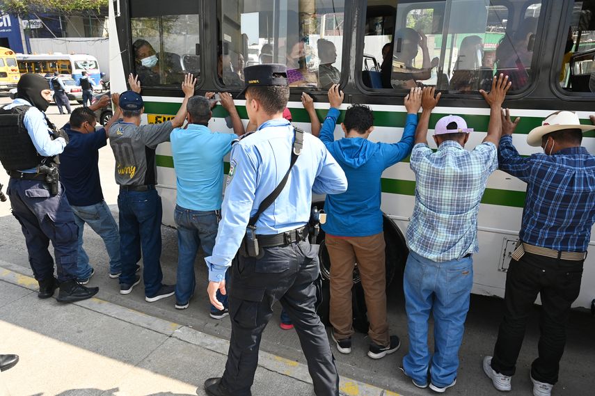 Para combatir a las pandillas, desde el 6 de diciembre rige en Honduras un estado de excepción que permite arrestos sin orden judicial, semejante al que está en vigor desde hace un año en El Salvador.