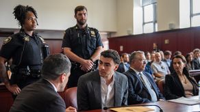 Luigi Mangione, acusado de matar a tiros en una calle de Manhattan al director ejecutivo de UnitedHealthCare, la mayor aseguradora de salud de Estados Unidos, admitió el viernes ante una jueza federal de Nueva York haberle disparado.
