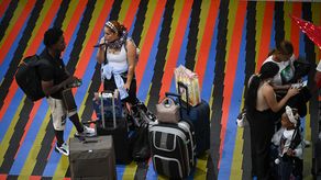 El Aeropuerto de Maiquetía, el principal de Venezuela que sirve a Caracas, recibió este lunes vuelos procedentes de Colombia, Panamá y Rusia, mientras mantiene programada la llegada de otros aviones desde Bogotá, Ciudad de Panamá y Curazao, según constató EFE, en medio de cancelaciones de varias compañías.