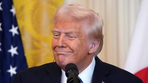 Trump descarta expulsar al príncipe Harry: Tiene suficiente con su mujer