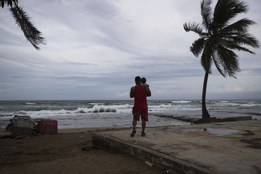 El huracán Fiona dejó Puerto Rico sin electricidad el domingo tras descargar lluvias torrenciales que causaron graves daños materiales en varias zonas de la isla caribeña, antes de tocar tierra este lunes en República Dominicana. 