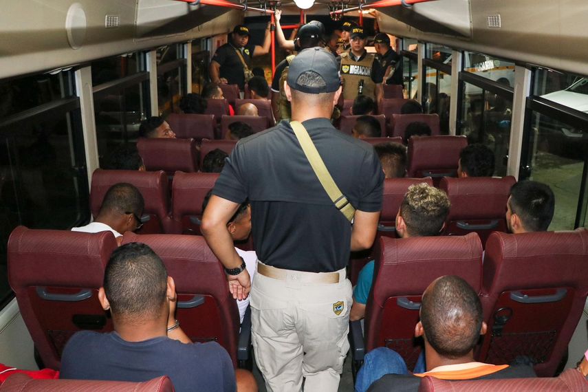 El Servicio Nacional de Migración (SNM) continúa ejecutando su programa de vuelos de deportación de extranjeros que ingresaron ilegalmente a Panamá, como parte del Memorándum de Entendimiento firmado el 1 de julio de 2024. El Servicio Nacional de Migración (SNM) continúa ejecutando su programa de vuelos de deportación de extranjeros que ingresaron ilegalmente a Panamá, como parte del Memorándum de Entendimiento firmado el 1 de julio de 2024.