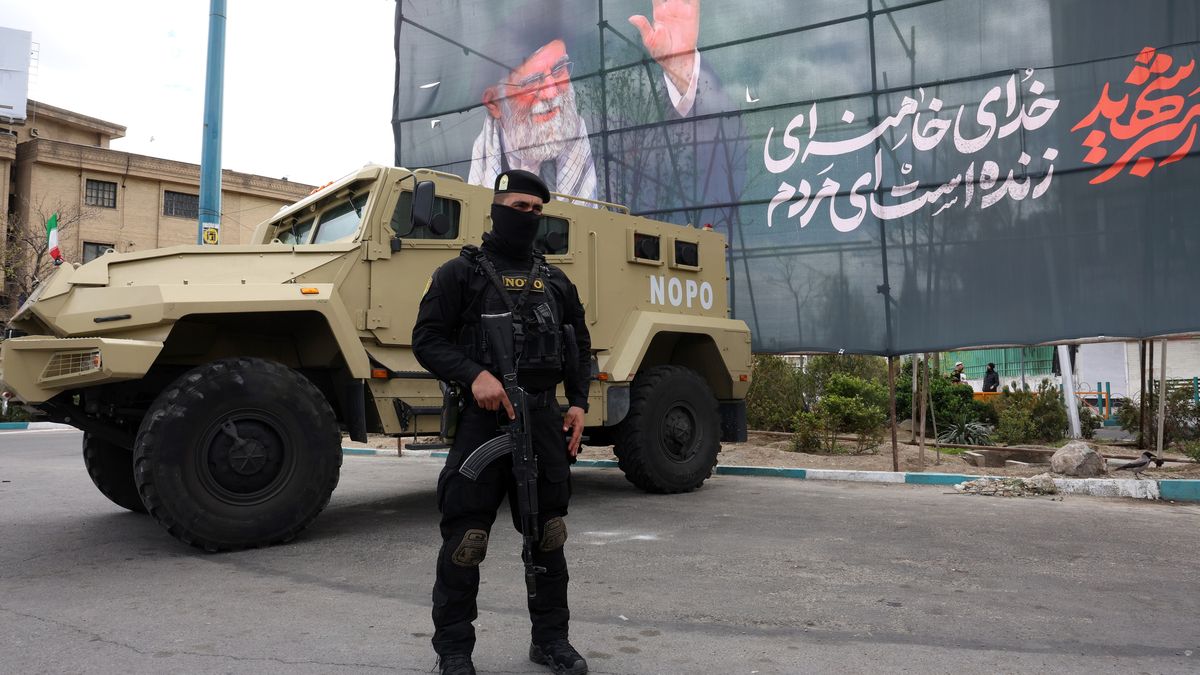 Irán negó este miércoles haber solicitado un alto el fuego como horas antes había asegurado el presidente de EE.UU., Donald Trump, una afirmación desmentida por la embajada iraní en España y que el portavoz del Ministerio de Exteriores de la república islámica tachó de falsa e infundada. Irán negó este miércoles haber solicitado un alto el fuego como horas antes había asegurado el presidente de EE.UU., Donald Trump, una afirmación desmentida por la embajada iraní en España y que el portavoz del Ministerio de Exteriores de la república islámica tachó de falsa e infundada.