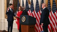 El nuevo presidente de la Reserva Federal (Fed), Kevin Warsh, ofreció una orientación reformista al jurar el cargo en un acto solemne en la Casa Blanca el viernes. El nuevo presidente de la Reserva Federal (Fed), Kevin Warsh, ofreció una orientación reformista al jurar el cargo en un acto solemne en la Casa Blanca el viernes.