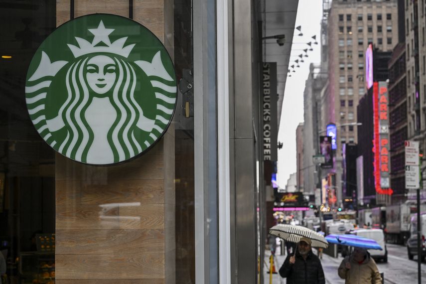 Starbucks anuncia cierres y despidos como parte de plan para revivir la cadena de cafés