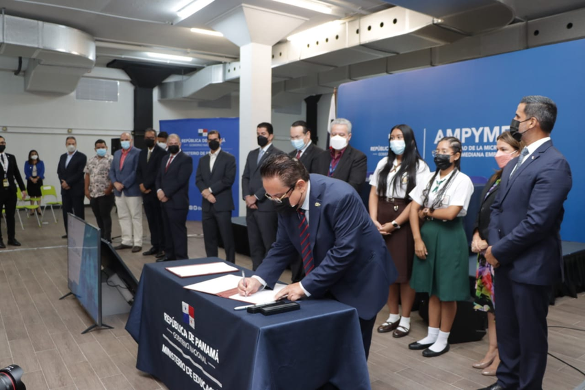 El gobierno nacional se compromete a brindar el apoyo técnico, recursos para la premiación, seguimiento y apoyo de los mejores proyectos presentados en el Concurso Nacional de Emprendimiento.