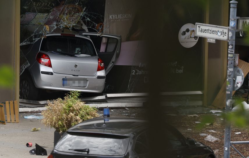 Un automóvil atropelló a transeúntes el miércoles por la mañana en el centro de Berlín, Alemania, matando a una persona e hiriendo a otras ocho, anunciaron los bomberos a la AFP.