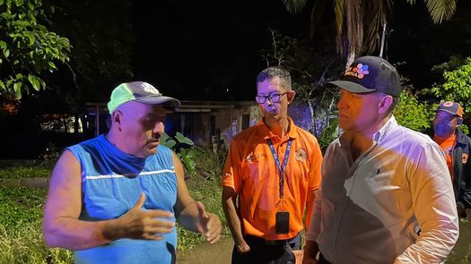 En apoyo a las familias que se vieron afectadas por la introducción de agua en sus hogares producto de la crecida del río David y otros afluentes, el gobernador de Chiriquí, entre otras autoridades realizaron un recorrido para evaluar los daños.