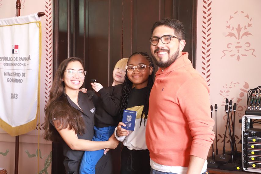 Mingob: Estado panameño entrega pasaporte a niña refugiada