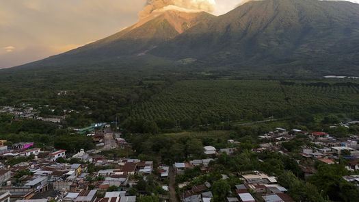 Las autoridades de Guatemala declararon este martes alerta roja, de máxima peligrosidad, en las zonas afectadas por la erupción del volcán de Fuego, a 35 km de la capital del país. Las autoridades de Guatemala declararon este martes alerta roja, de máxima peligrosidad, en las zonas afectadas por la erupción del volcán de Fuego, a 35 km de la capital del país.
