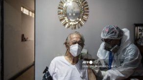 Perú inicia vacunación de ancianos