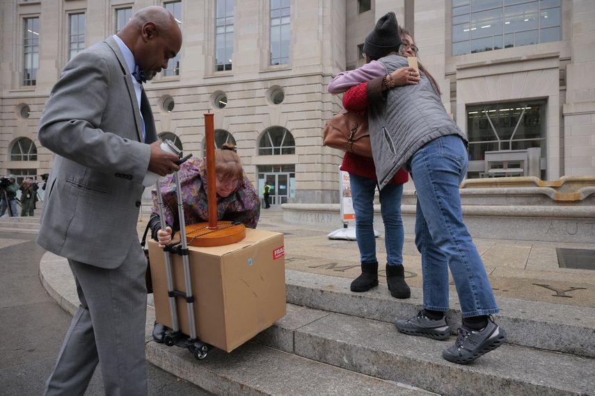 Trump pone fin a la histórica Usaid, mientras trabajadores recogen sus pertenencias