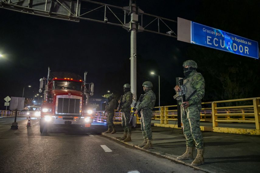 Ecuador elevará del 30% al 50% el arancel a las importaciones provenientes de Colombia por considerar que Bogotá no ha implementado medidas concretas y efectivas para combatir el crimen organizado en la frontera común