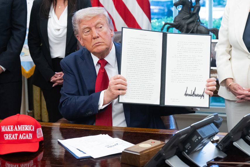 "Trump no ha hecho nada para mejorar la vida de las familias de clase media, y están empezando a arrepentirse de su elección", afirmó en un comunicado el Partido Demócrata, que sale muy malparado en las encuestas. "Trump no ha hecho nada para mejorar la vida de las familias de clase media, y están empezando a arrepentirse de su elección", afirmó en un comunicado el Partido Demócrata, que sale muy malparado en las encuestas. 