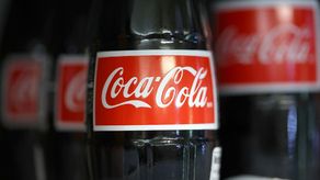 Coca-Cola anuncia suspensión de sus operaciones en Rusia