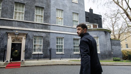 El presidente ucraniano, Volodimir Zelenski, pidió este jueves a los diputados preparar reformas legales para hacer posible la celebración de elecciones bajo la ley marcial y dijo que está dispuesto a apoyar la realización de comicios, si se celebran dentro de un plazo adecuado y de forma legítima y segura. El presidente ucraniano, Volodimir Zelenski, pidió este jueves a los diputados preparar reformas legales para hacer posible la celebración de elecciones bajo la ley marcial y dijo que está dispuesto a apoyar la realización de comicios, si se celebran dentro de un plazo adecuado y de forma legítima y segura.