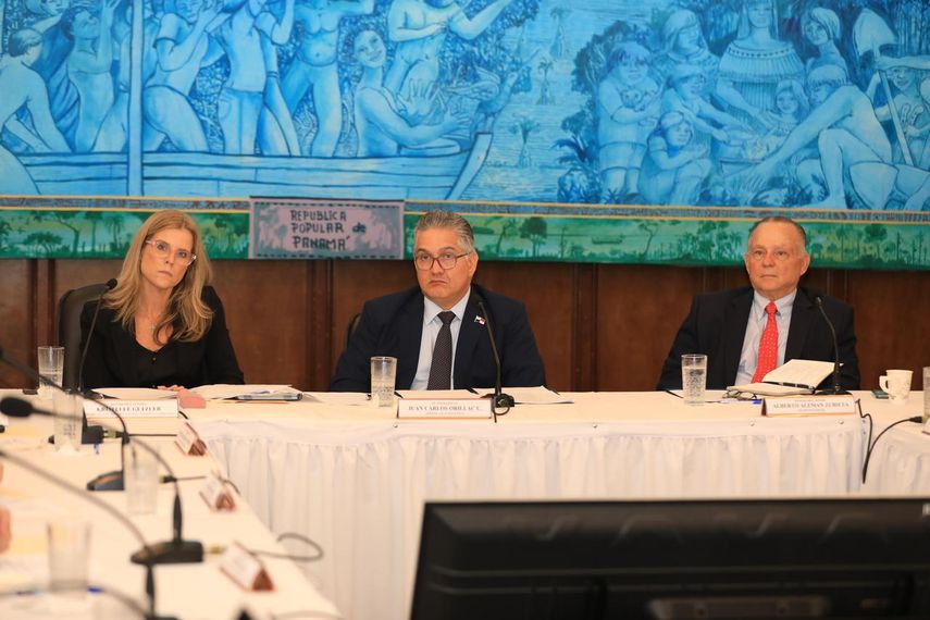 Este jueves, el Gabinete Logístico del Gobierno Nacional, conformado por representantes de diversas instituciones, realizó su primera reunión ordinaria en el Salón Paz de la Presidencia de la República. Este jueves, el Gabinete Logístico del Gobierno Nacional, conformado por representantes de diversas instituciones, realizó su primera reunión ordinaria en el Salón Paz de la Presidencia de la República.