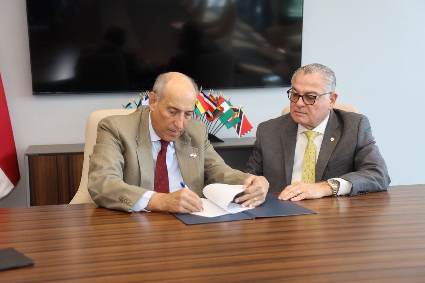 Luis Roquebert, administrador de la AMP, recibió la notificación del contralor Anel Flores. Luis Roquebert, administrador de la AMP, recibió la notificación del contralor Anel Flores.