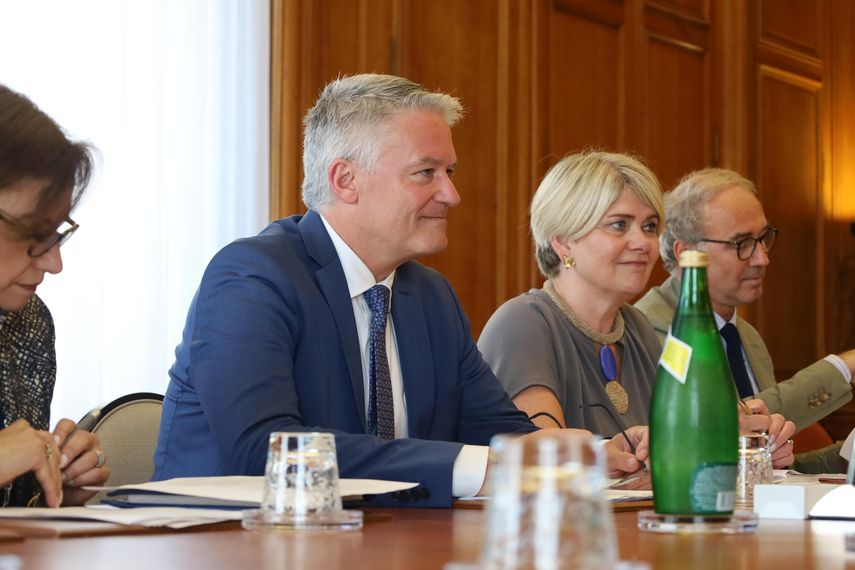 El ministro de Relaciones Exteriores, Javier Martínez-Acha, entregó este miércoles a Mathias Cormann, secretario general de la Organización para la Cooperación y el Desarrollo Económico (OCDE) la nota que manifiesta la intención de ingreso de Panamá a ese organismo compuesto por 38 Estados. El ministro de Relaciones Exteriores, Javier Martínez-Acha, entregó este miércoles a Mathias Cormann, secretario general de la Organización para la Cooperación y el Desarrollo Económico (OCDE) la nota que manifiesta la intención de ingreso de Panamá a ese organismo compuesto por 38 Estados.