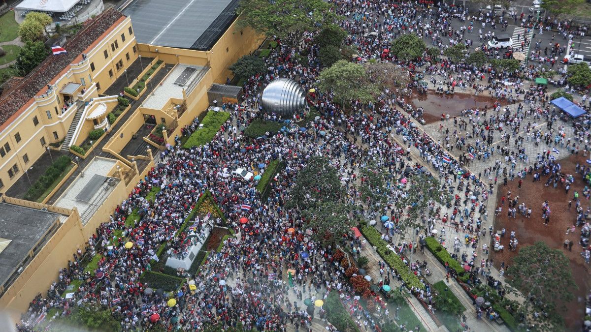 Sectores sociales marcharon en San José contra la reducción del Fondo Especial para la Educación Superior que impulsa el gobierno costarricense.