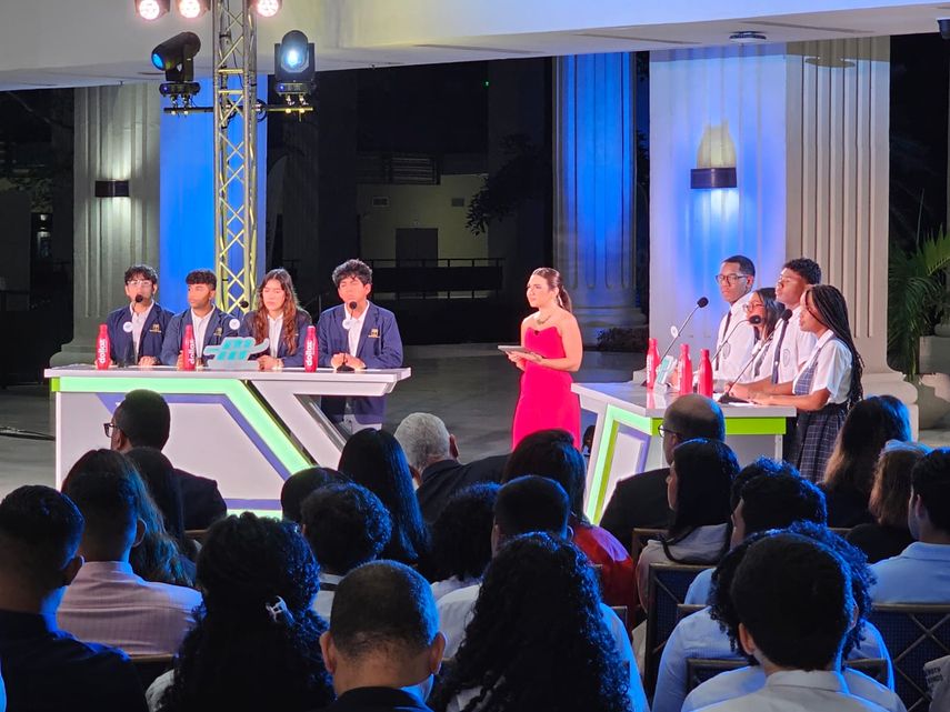 Debate Z:  La Academia Santa María de Colón se alza con el triunfo de la primera temporada
