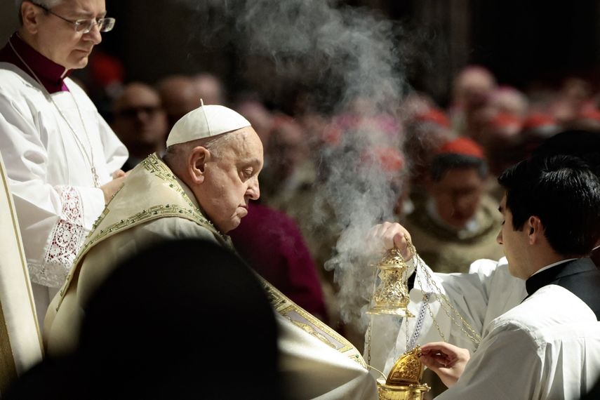 El papa Francisco exhortó este miércoles a hacer callar las armas y "superar las divisiones" en el mundo, dirigiéndose a los millones de cristianos que celebran una Navidad de nuevo ensombrecida por los conflictos en Gaza, Ucrania y otras regiones. El papa Francisco exhortó este miércoles a hacer callar las armas y "superar las divisiones" en el mundo, dirigiéndose a los millones de cristianos que celebran una Navidad de nuevo ensombrecida por los conflictos en Gaza, Ucrania y otras regiones.