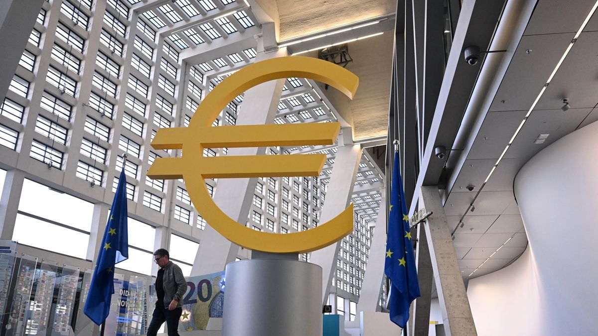 El Banco Central Europeo (BCE) mantuvo sin cambios la tasa de interés por quinta vez consecutiva este jueves y afirmó que la economía de la eurozona muestra resiliencia, pese a las preocupaciones que genera la apreciación del euro. El Banco Central Europeo (BCE) mantuvo sin cambios la tasa de interés por quinta vez consecutiva este jueves y afirmó que la economía de la eurozona muestra resiliencia, pese a las preocupaciones que genera la apreciación del euro.