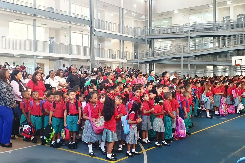 Estudiantes inician año escolar con entusiasmo, pese a carencias del sistema