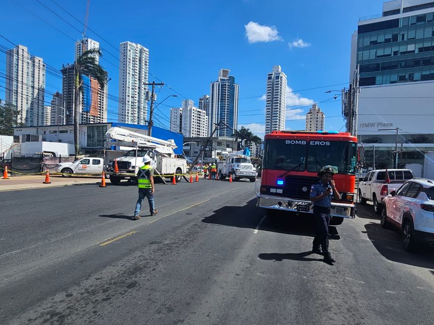Bomberos atienden emergencia en Calle 50 luego del derribo de un poste