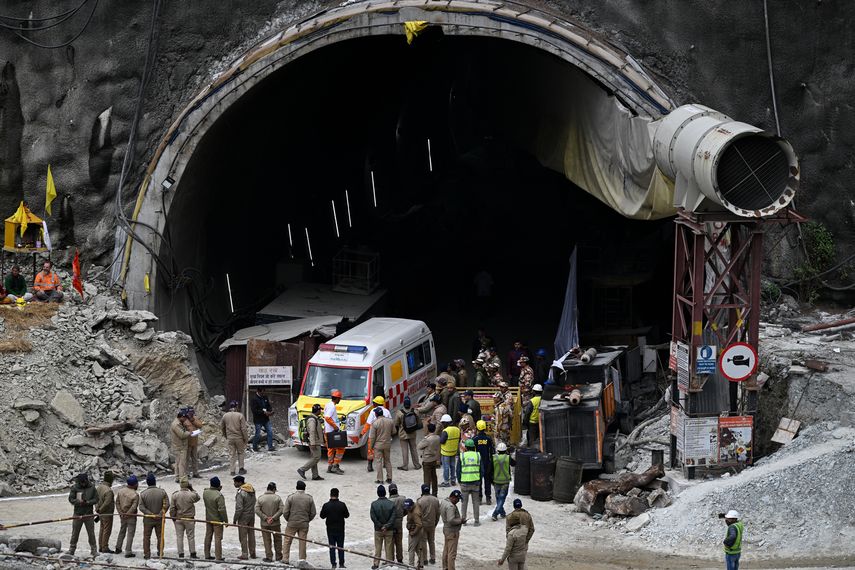 India: Rescatan a los 41 obreros atrapados en un túnel