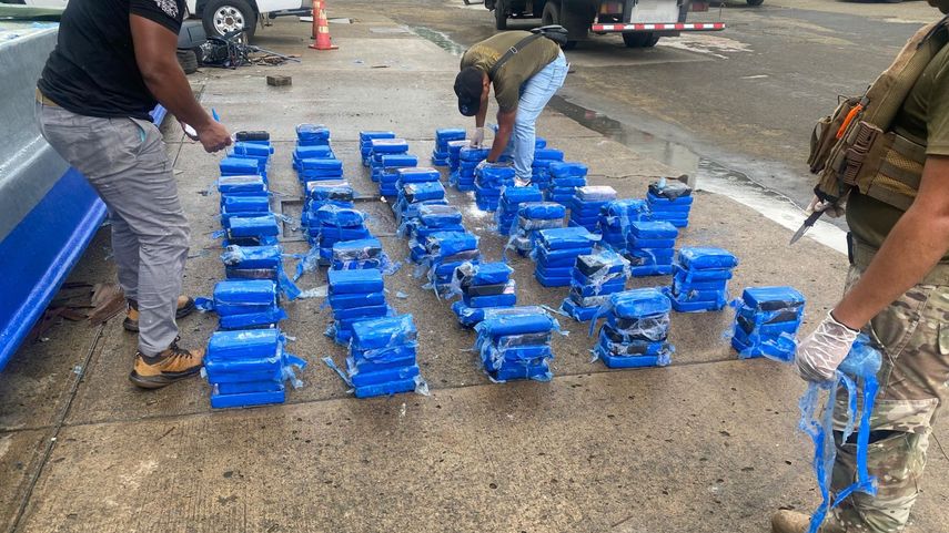 Las autoridades de Panamá incautaron 230 paquetes de presunta sustancia ilícita que estaban ocultos en una lancha con doble fondo, informó este sábado el Ministerio Público (MP, Fiscalía). Las autoridades de Panamá incautaron 230 paquetes de presunta sustancia ilícita que estaban ocultos en una lancha con doble fondo, informó este sábado el Ministerio Público (MP, Fiscalía).