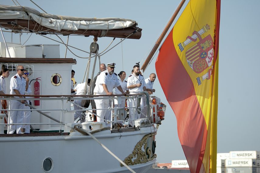 El buque escuela de la Armada Española Juan Sebastián Elcano, en el que se forma la princesa Leonor de Borbón, heredera de la corona española, junto a los demás guardiamarinas de su promoción, se encuentra este viernes en Ciudad de Panamá, donde permanecerá hasta el 6 de mayo, cuando cruzará el Canal para continuar su travesía. El buque escuela de la Armada Española Juan Sebastián Elcano, en el que se forma la princesa Leonor de Borbón, heredera de la corona española, junto a los demás guardiamarinas de su promoción, se encuentra este viernes en Ciudad de Panamá, donde permanecerá hasta el 6 de mayo, cuando cruzará el Canal para continuar su travesía.