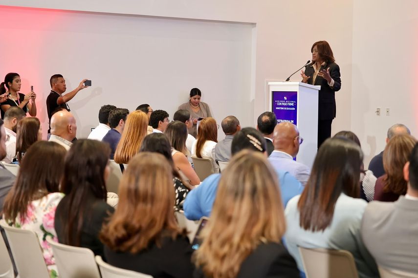 Meduca inicia entrega de computadoras a docentes con IA y que funcionan sin internet
